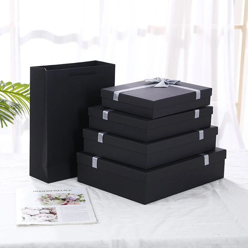 Suorakaiteen muotoinen musta lahjarasia kannella